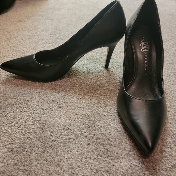 Black Pumps with pointed toes